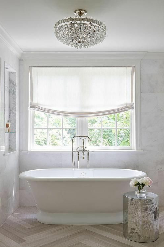 luxuriöses-Badezimmer-Interieur-Kristalle-Kronleuchter-Badewanne-oval
