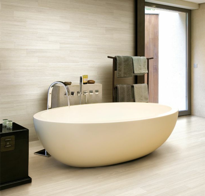 minimalistisches-Bad-Interieur-moderne-badewanne-freistehend-oval