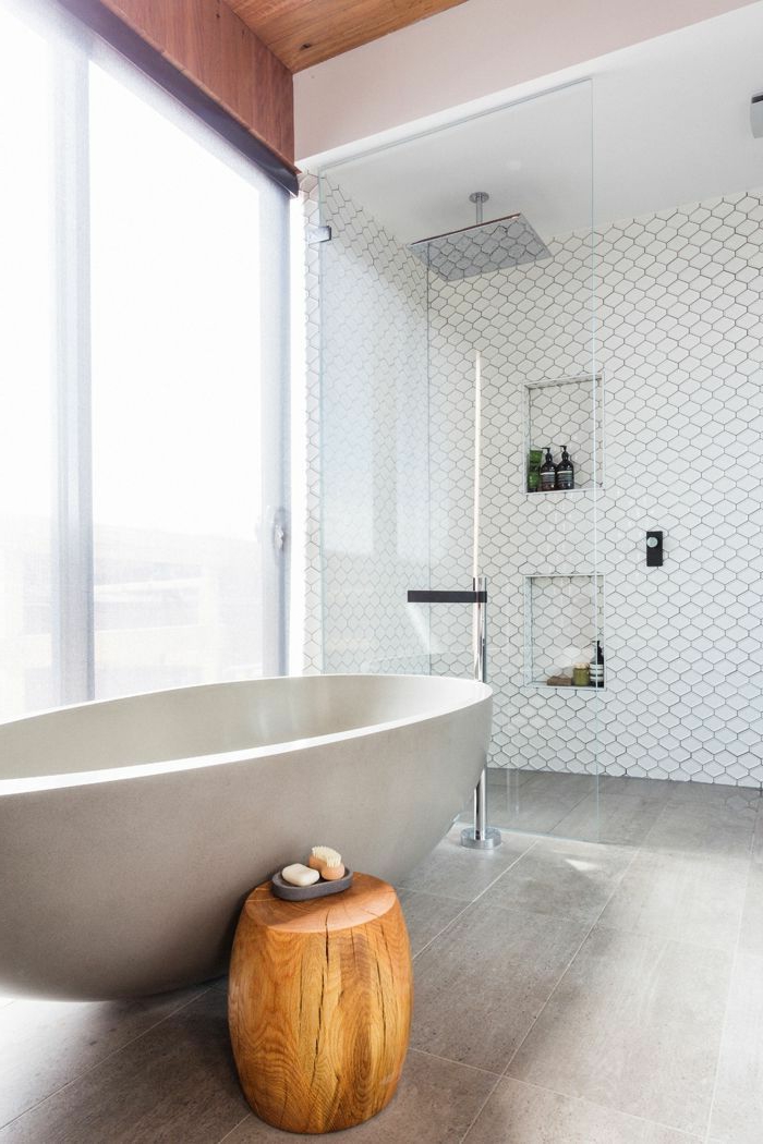 modernes-Badezimmer-Interieur-ovale-Badewanne