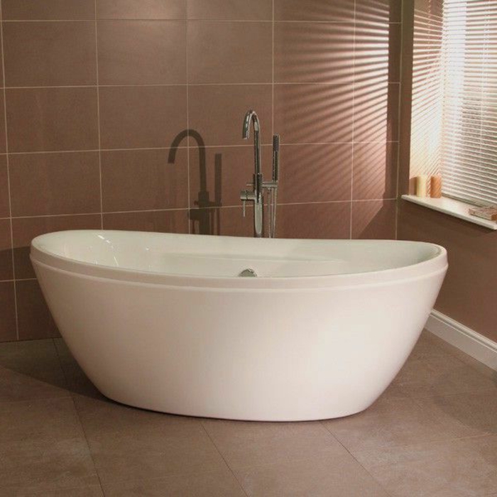 schlichtes-Badezimmer-Interieur-freistehende-badewanne-oval