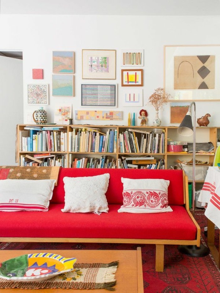 EInrichtung-in-Boho-Stil-rote-Couch-mit-schlichtem-Design
