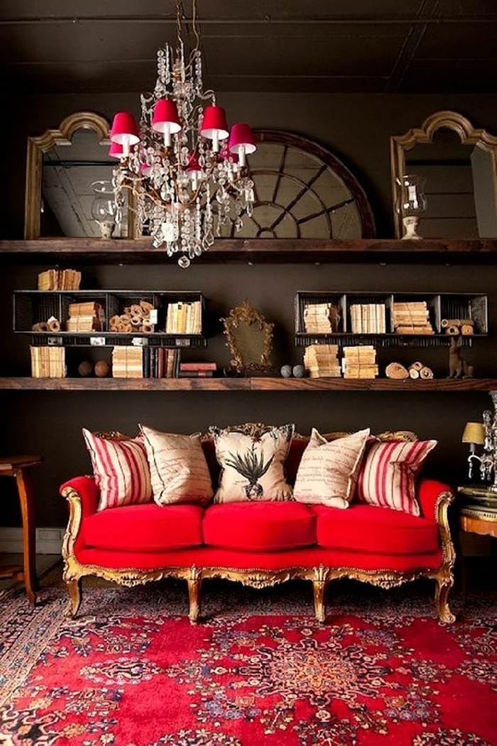 Einrichtung-in-Barock-Stil-elegantes-rotes-Sofa-goldene-Ornamente-Teppich-mit-orientalischen-Motiven