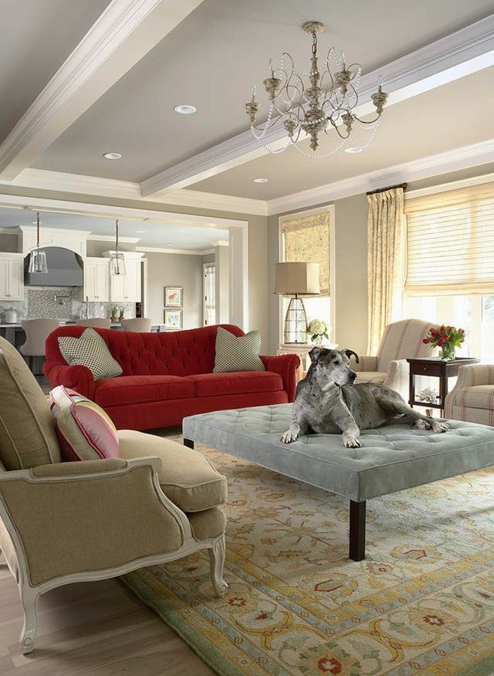 Einrichtung-in-Pastellfarben-feine-Möbel-rote-Couch