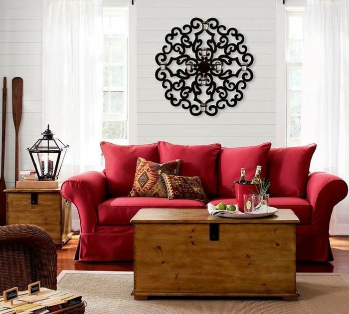Möbel-in-Landhausstil-elegantes-Sofa-rot-interessante-Wanddekoration