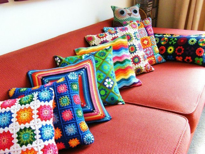 Textil-Sofa-rot-bunte-gestrickte-Kissen