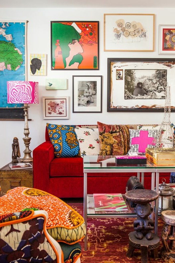 Wohnzimmer-in-Boho-Stil-Accessoires-Wandbilder-viele-Kissen-rote-Couch