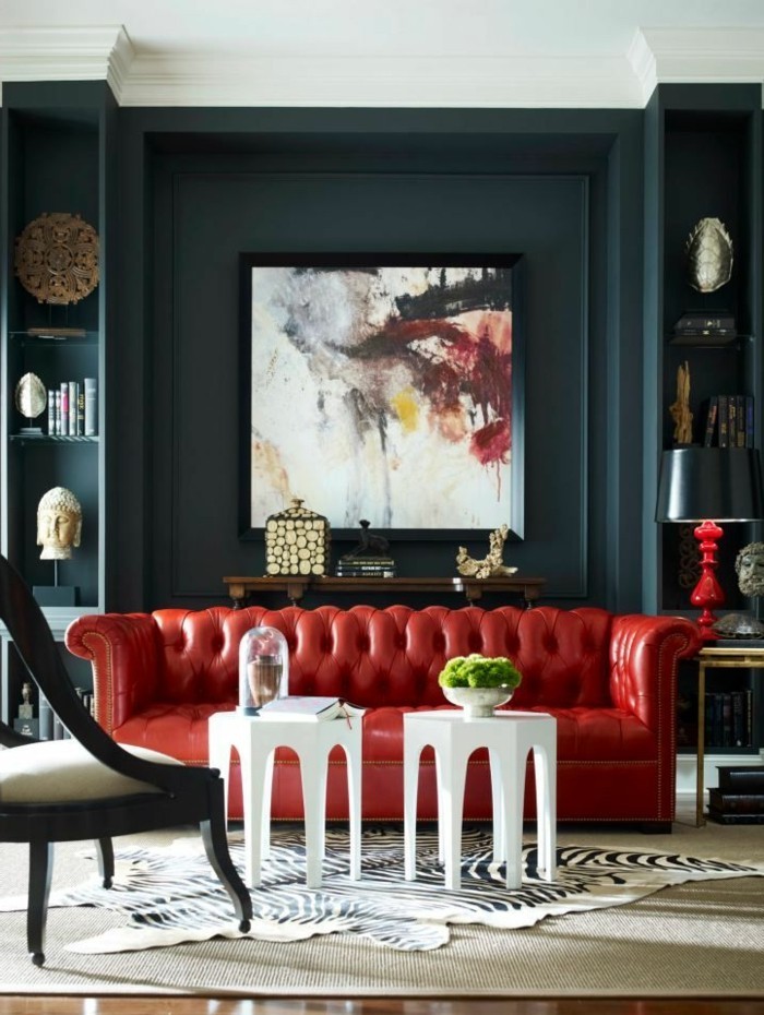 elegante-Wohnzimmer-Einrichtung-stilvolle-Möbel-rotes-Ledersofa