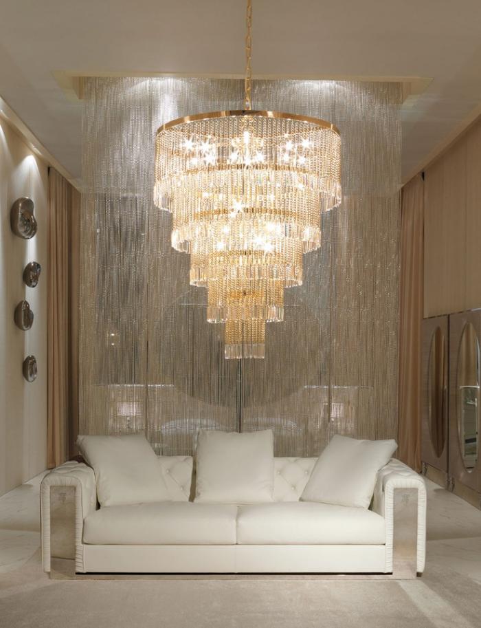 exquisites-Interieur-bequemes-weißes-Sofa-prachtvoller-Kristall-Kronleuchter