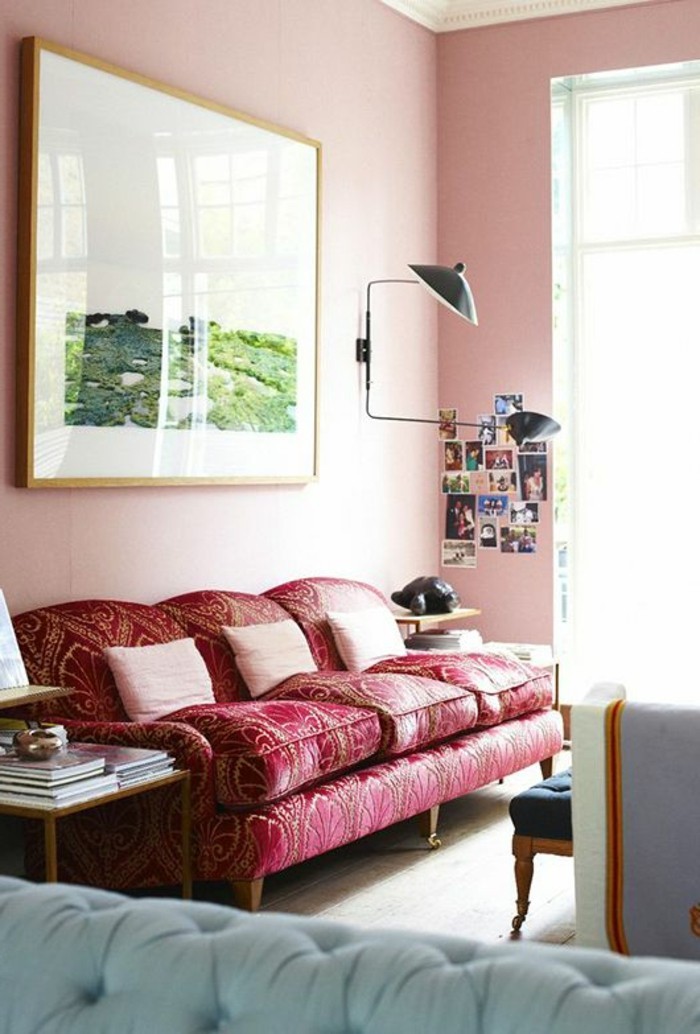 gegenwärtiges-Interieur-bequeme-Couch-rot