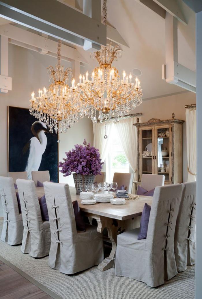 gemütliches-Esszimmer-Tischdkoration-Lavendel-wunderschöne-Kristall-Kronleuchter