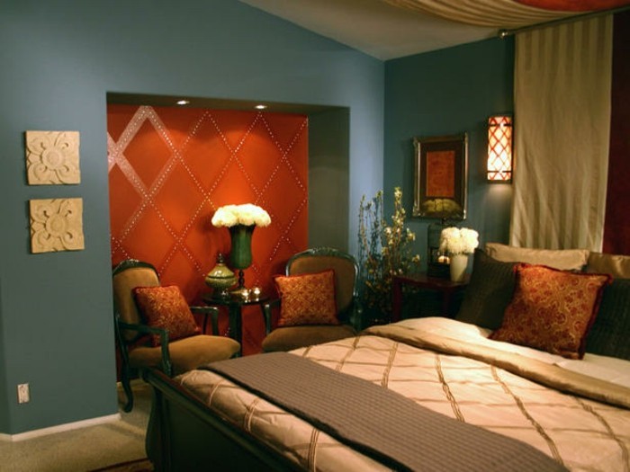 interessantes-schlafzimmer-mit-toller-wandfarbe-rot-und-blau-kombinieren