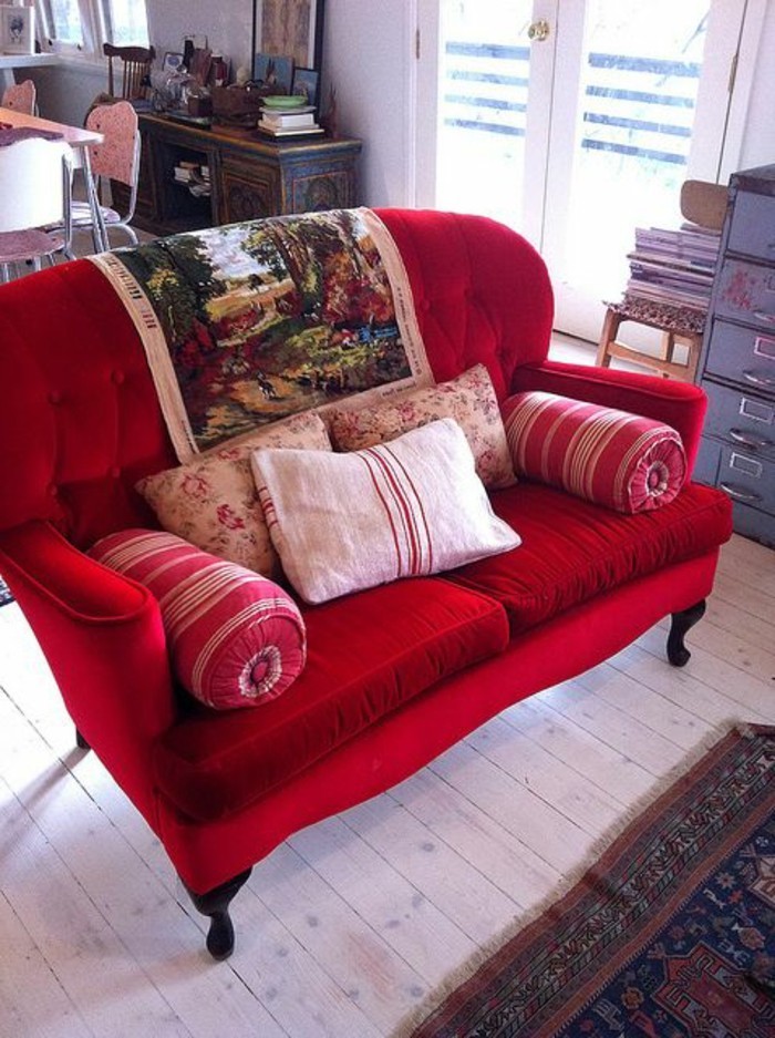 kleine-rote-Couch-mit-fantastischem-Design
