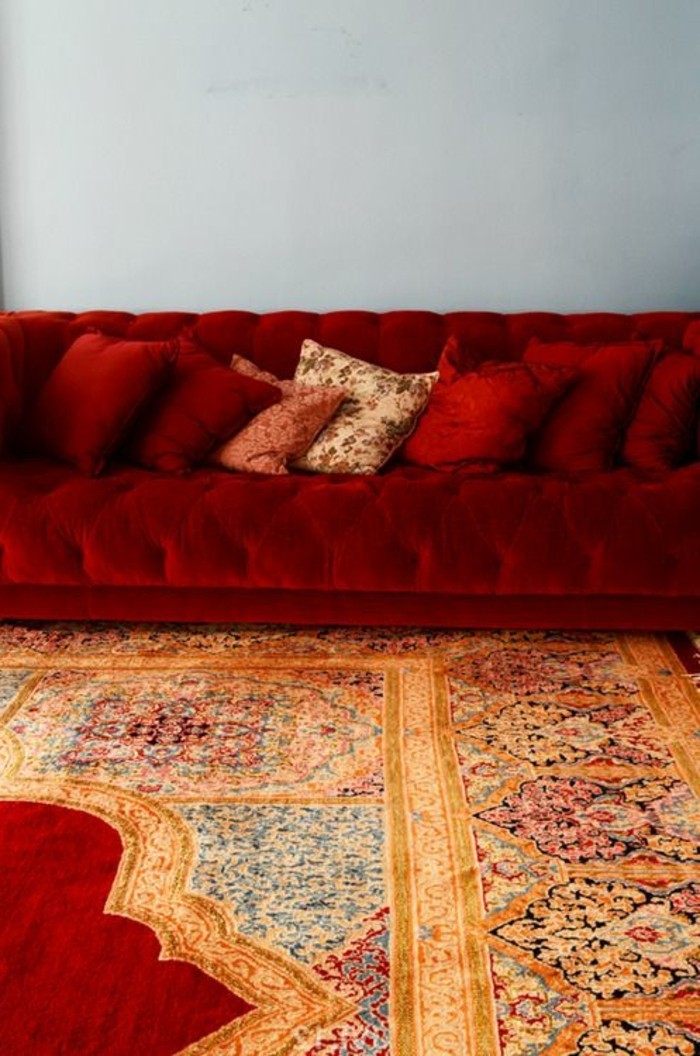 lange-rote-Couch-orientalischer-Teppich