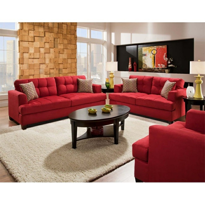 moderne-Wohnung-mit-drei-roten-Sofas