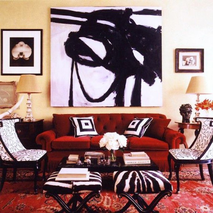 moderne-wohnung-extravagantes-schwarz-weißes-Wandbild-rote-Couch