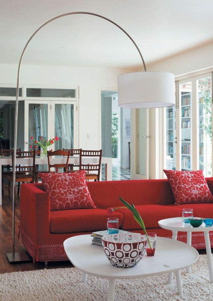 modernes-gegenwärtiges-Interieur-Designer-Leuchte-rote-Couch-Kissen-mit-floralen-Motiven