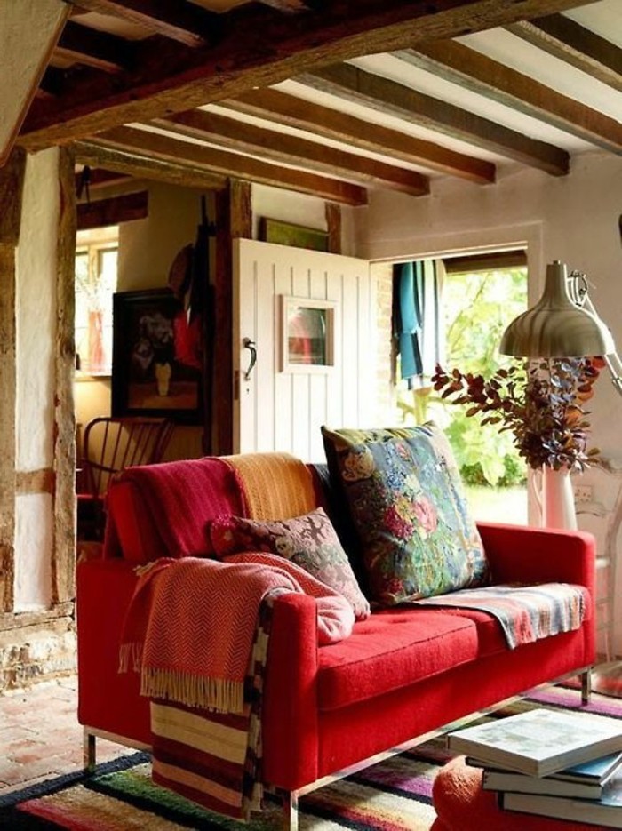 rustikales-Haus-gemütliche-Atmosphäre-rote-Couch-vintage-Kissen