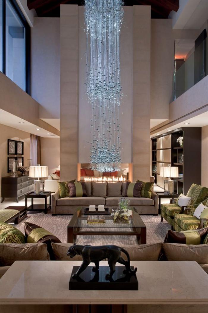 räumliche-luxuriöse-Wohnung-extravagante-Beleuchtung-prachtvolle-Komposition-aus-Kristall-Leuchten