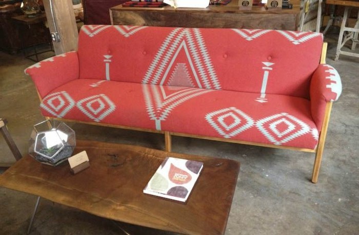 schlichtes-Modell-Sofa-rot-Boho-Muster
