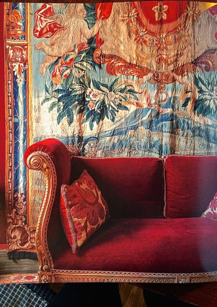vintage-Wandgestaltung-aristokratisches-Modell-Couch-rot-mit-goldenen-Ornamenten
