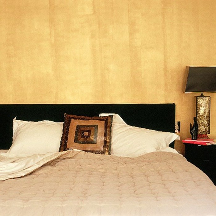 wandfarbe-gold-super-tolles-modell-schlafzimmer-mit-einem-interessanten-bett