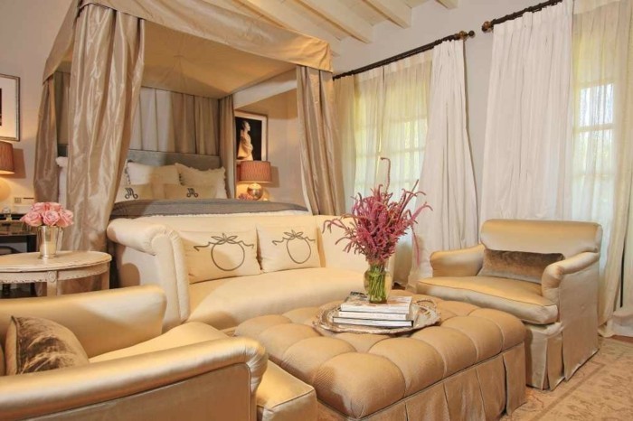 wandfarbe-gold-unikales-modernes-design-vom-schlafzimmer-in-hellen-farben- bequemes-bett-und-tolles-sofa