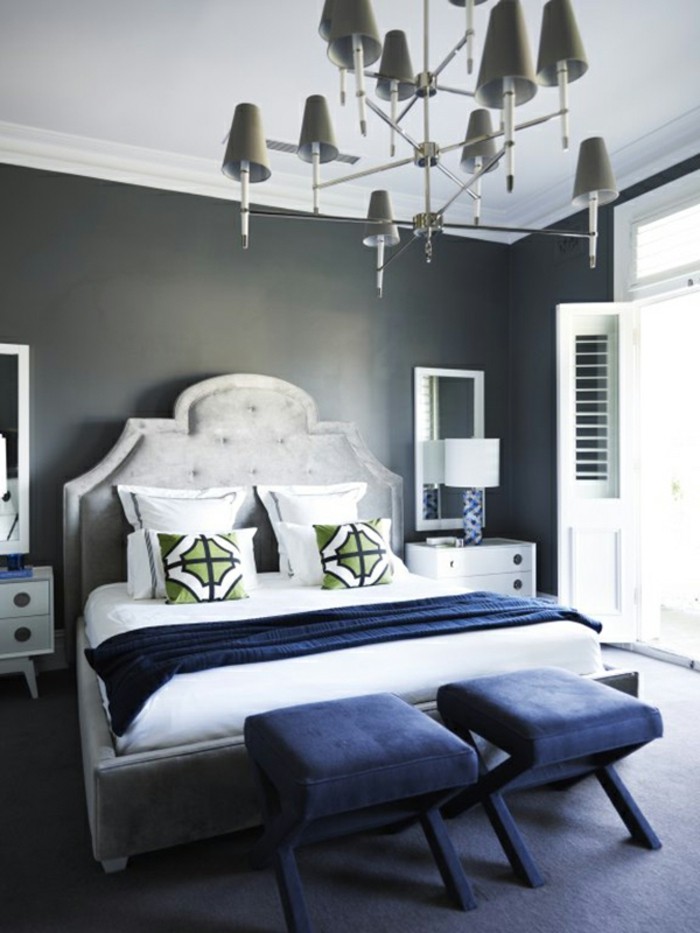 wandfarbe-grau-elegantes-schlafzimmer-mit-zwei-hockern-neben-dem-bett