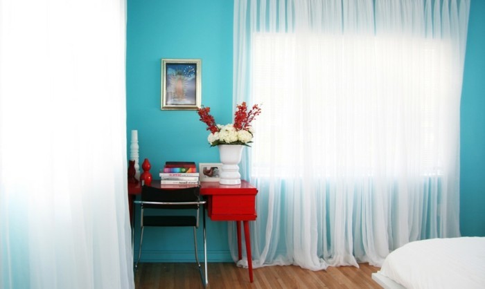 wandfarbe-türkis-durchsichtige-gardinen-wunderschönes-schlafzimmer