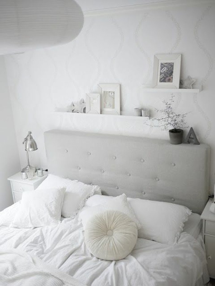 wandfarbe-weiß-einfach-gestaltetes-schlafzimmer