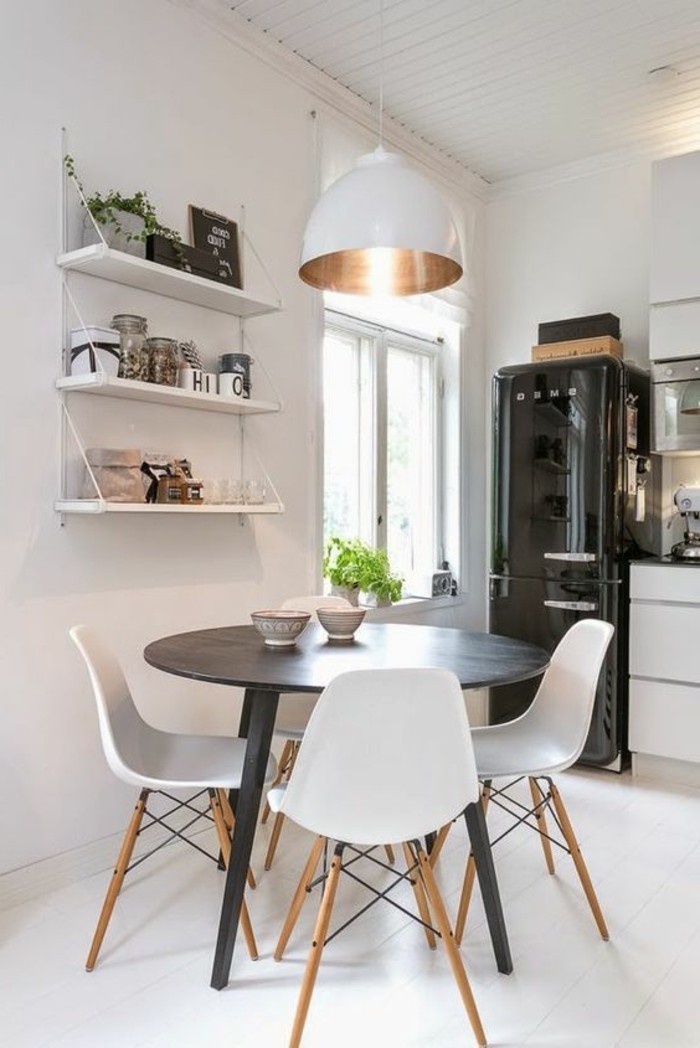 minimalistische-Einrichtung-Möbel-in-Schwarz-und-Weiß-Küchenstühle-runder-Tisch-mit-modernem-Design