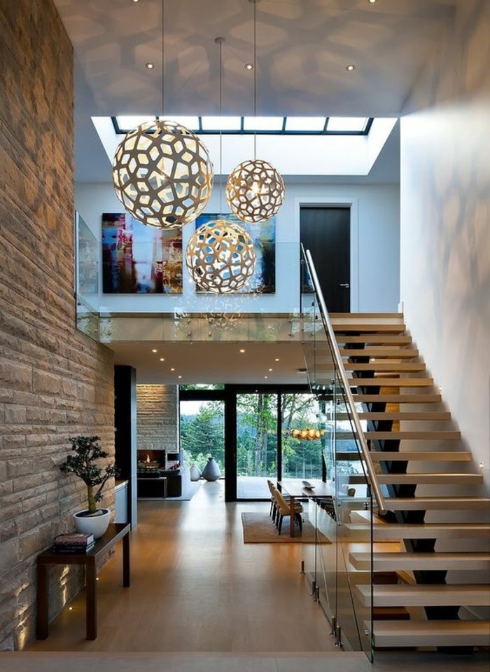 treppe-mit-glasgeländer-elegante-wohnung-design