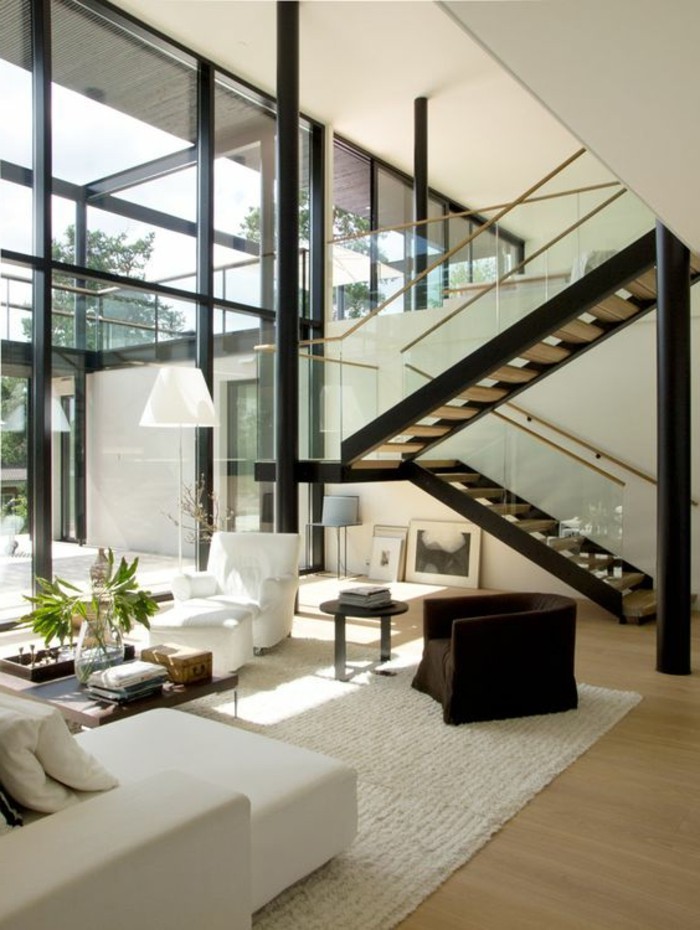 treppe-mit-glasgeländer-und-weiße-lounge-möbel