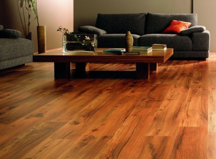 vinylboden-gemütliches-design-vom-wohnzimmer-schwarzes-sofa