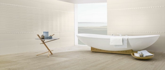 bad-bodenfliesen-in-holzoptik-minimalistische-weiße-badewanne