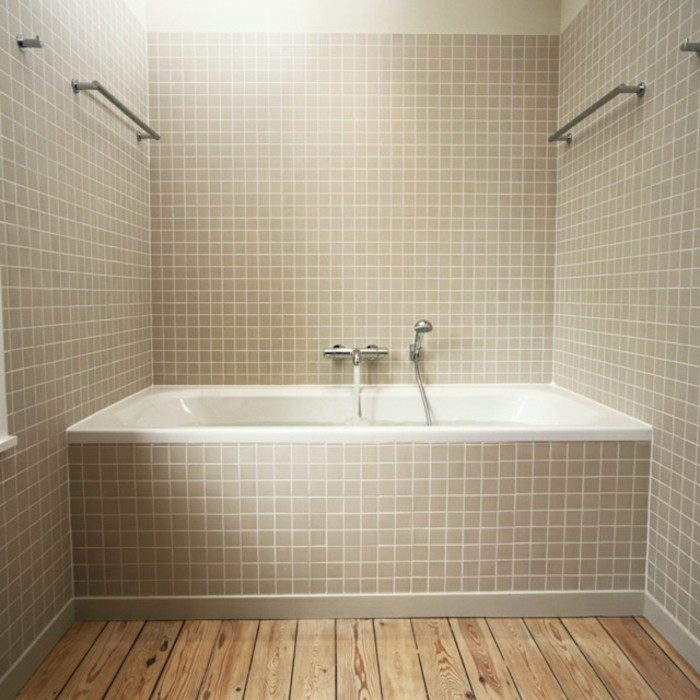 badezimmer-bodenfliesen-holzoptik-beige-badewanne-einfaches-design