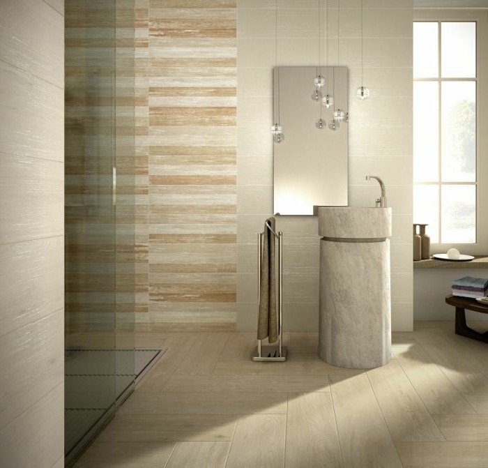 badezimmer-bodenfliesen-holzoptik-moderner-wandspiegel-attraktive-duschkabine-beige-farbe