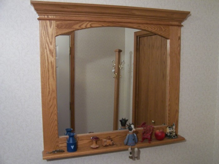 spiegel-mit-holzrahmen-in-der-flur