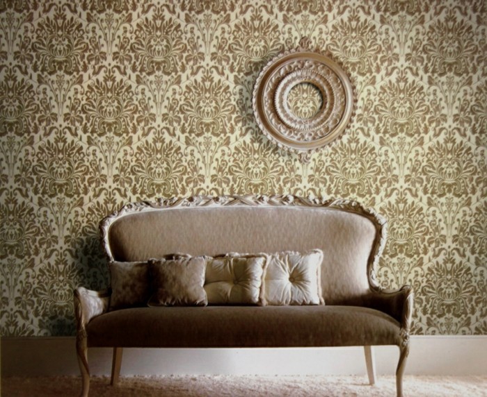 aristokratisches-design-von-sofa-und-coole-tapete-im-wohnzimmer
