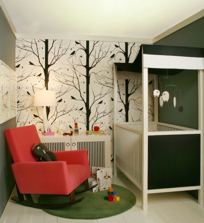 kreatives-modell-babyzimmer-mit-interessanten-wandtapeten-roter-sessel-neben-dem-babybett