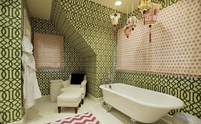 originelles-badezimmer-mit-einer-modernen-badewanne-tolle-wandtapete