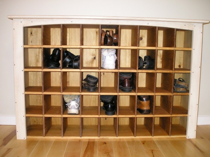 Schuhschrank-Holz-mit-vielen-kleinen-Abteilungen