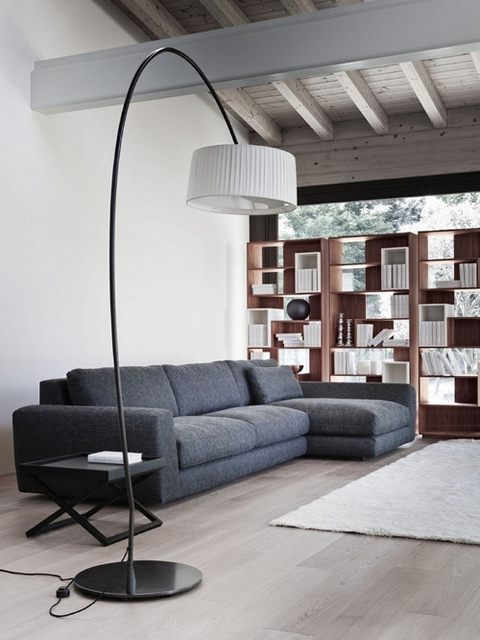 Wohnzimmer-gestalten-mit-einer-schwarzen-Sofa-und-einer-weissen-Lampe