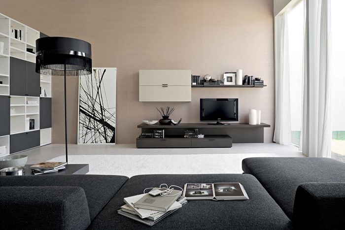 Wohnzimmer-gestalten-schwarze-Couchen-schwarze-Lampe