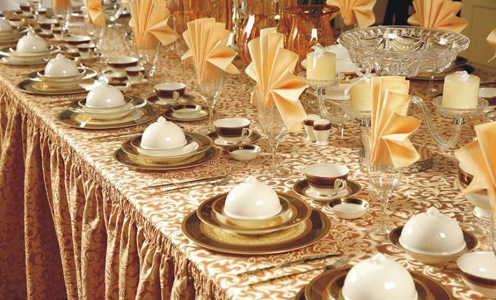 Festliche-Serviettenformen-in-goldener-Farbe