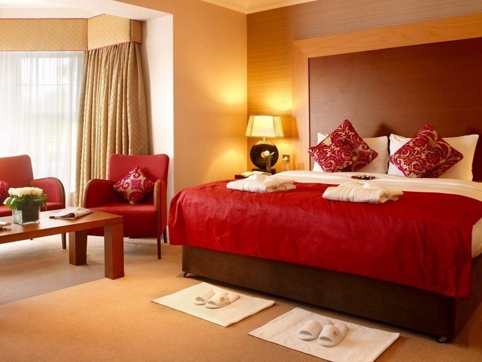 Rotes-Schlafzimmer-Design-Eine-moderne-Dekoration