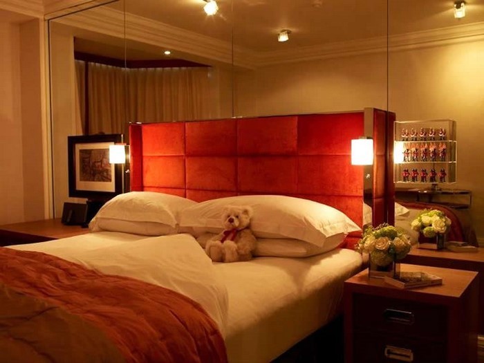 Rotes-Schlafzimmer-Design-Eine-verblüffende-Entscheidung