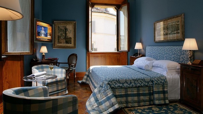 Schlafzimmereinrichtung-in-Blau-Eine-auffällige-Dekoration