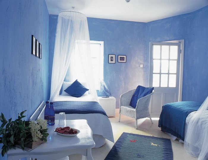 Schlafzimmereinrichtung-in-Blau-Eine-kreative-Ausstattung