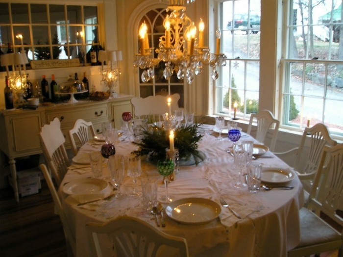 Schöne-Tischdekoration-klassische-Kerzen-Dekoration