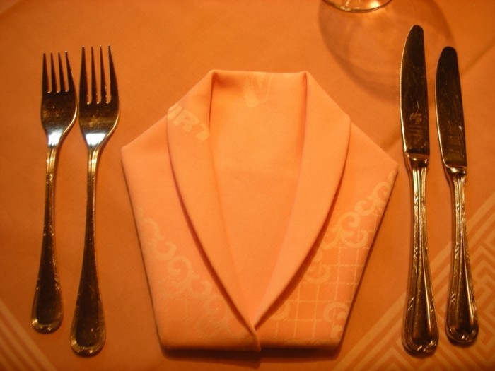 Servietten-Tischdeko-in-oranger-Farbe
